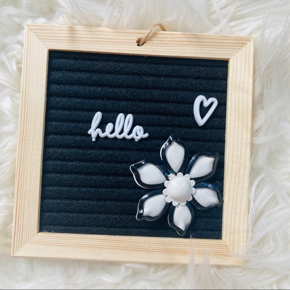 Jewelry - Vintage Black & White Flower Pin!